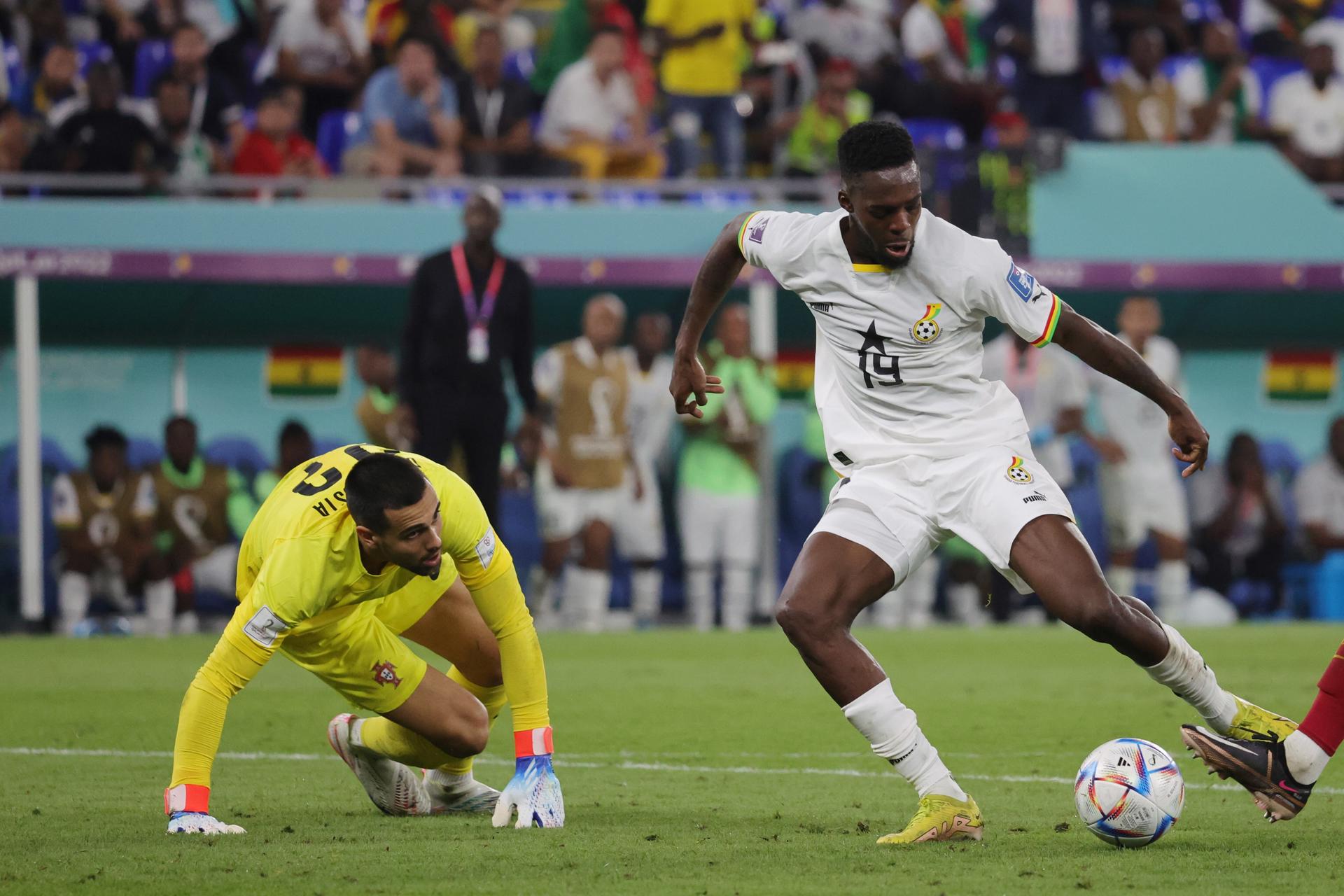 Iñaki Williams (d), en un partido con la selección de Ghana. EFE/EPA/Abir Sultan