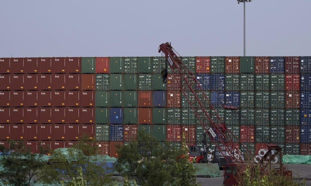 Fotografía de archivo de contenedores de mercancías en un puerto de China. 
EFE/EPA/ANDRES MARTINEZ CASARES