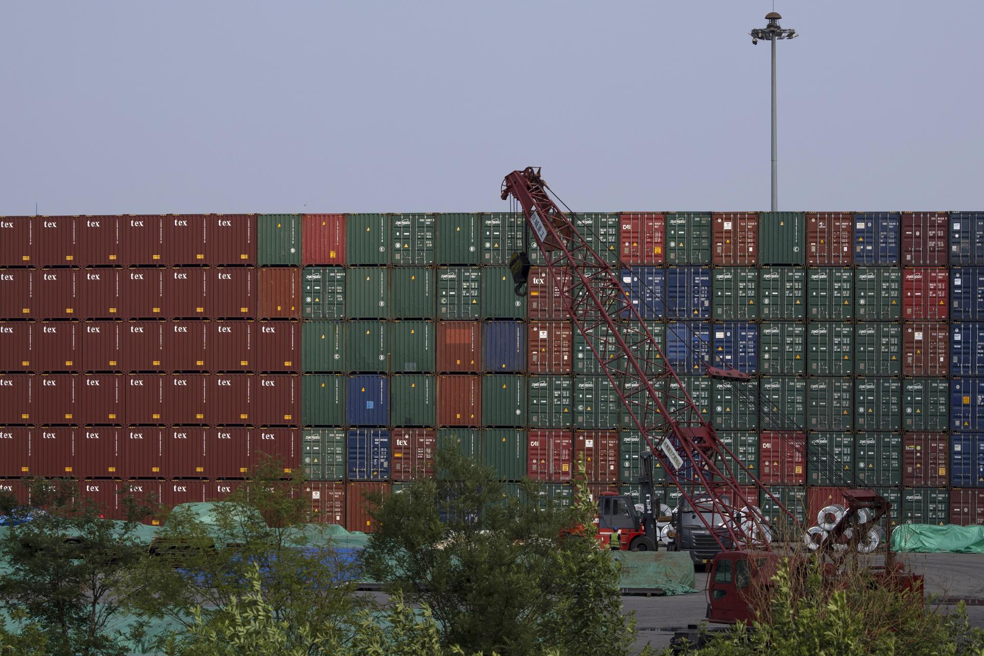 Fotografía de archivo de contenedores de mercancías en un puerto de China. 
EFE/EPA/ANDRES MARTINEZ CASARES