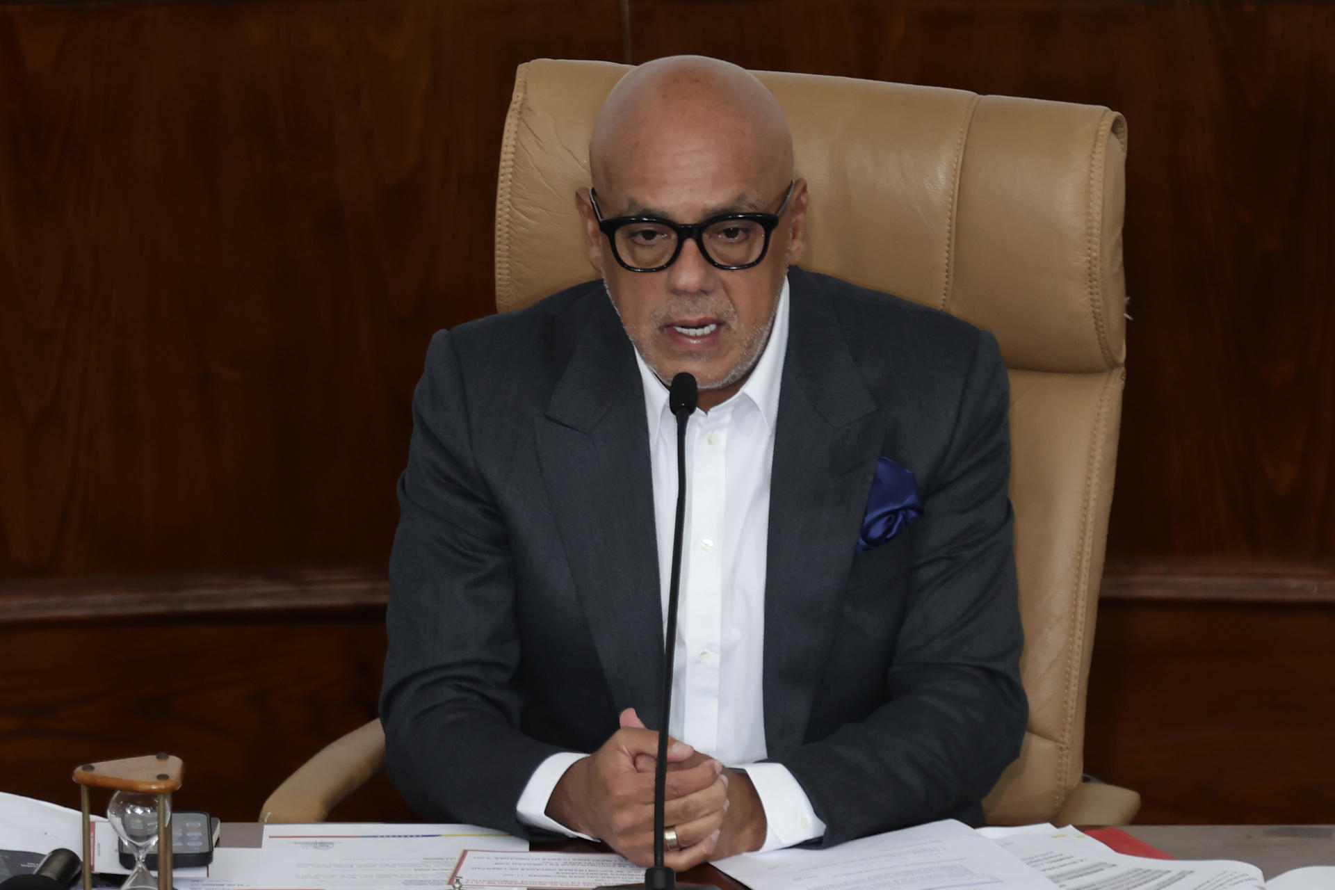 El presidente del Parlamento de Venezuela, el chavista Jorge Rodríguez, habla durante una sesión de la Asamblea Nacional este martes, en Caracas (Venezuela). EFE/ Ronald Peña R