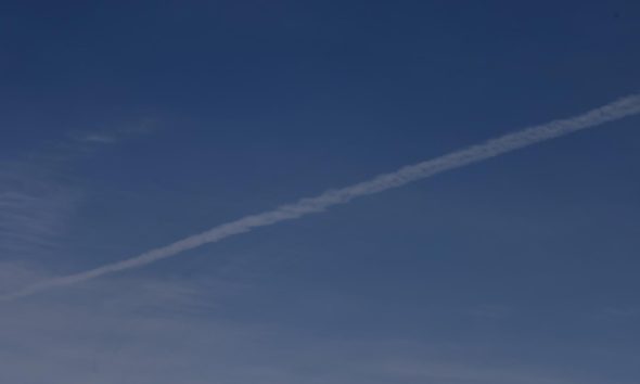 Archivo - Yenín (-), 06/03/2026.- Un avión cambia su ruta de vuelo sobre la ciudad cisjordana de Yenín, el 6 de marzo de 2026. EFE/EPA/ALAA BADARNEH