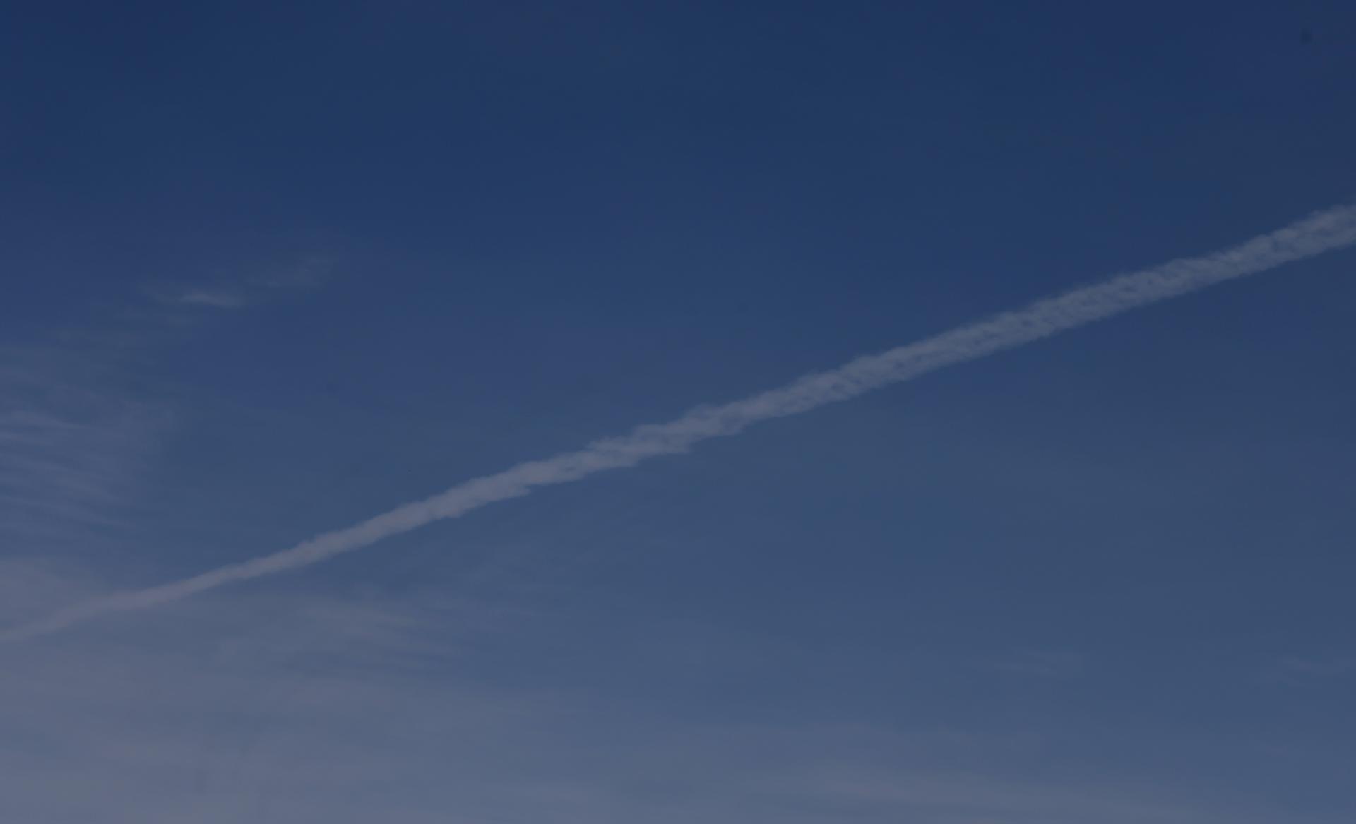 Archivo - Yenín (-), 06/03/2026.- Un avión cambia su ruta de vuelo sobre la ciudad cisjordana de Yenín, el 6 de marzo de 2026. EFE/EPA/ALAA BADARNEH