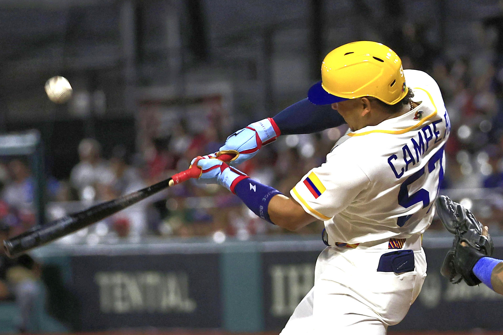El colombiano Gustavo Campero impacta  la bola este viernes durante el juego del Clásico Mundial que su selección perdió por 5-0 ante Puerto Rico en el estadio Hiram Bithorn de San Juan. EFE/ Thais Llorca