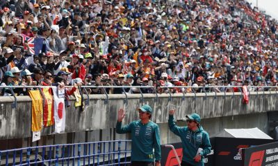 El piloto canadiense de Aston Martin Lance Stroll (izquierda), y el piloto español de Aston Martin Fernando Alonso (derecha), saludan a los aficionados durante el desfile de pilotos previo al Gran Premio de Japón de Fórmula 1 en el circuito de Suzuka International Racing Course. EFE/EPA/FRANCK ROBICHON