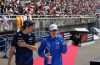 El piloto argentino de Alpine Franco Colapinto (D) charla con el piloto tailandés de Williams Alexander Albon (I) durante el desfile de pilotos antes del Gran Premio de Japón de Fórmula 1 en el circuito del Suzuka International Racing Course en Suzuka. EFE/EPA/FRANCK ROBICHON

