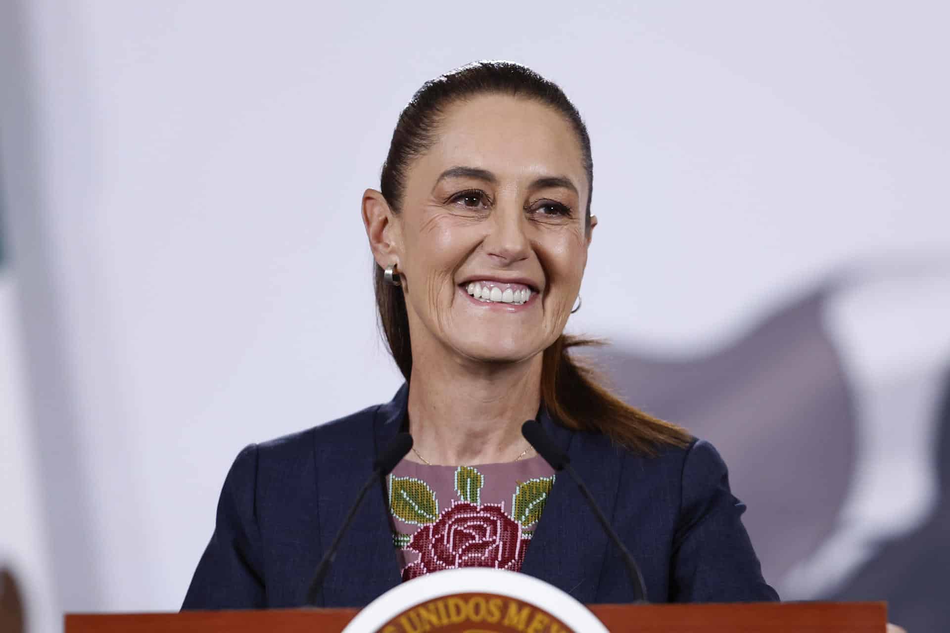 La presidenta de México, Claudia Sheinbaum, habla durante una rueda de prensa este lunes, en el Palacio Nacional de Ciudad de México (México). EFE/ Sáshenka Gutiérrez
