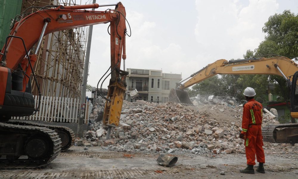 Imagen de archivo de un rescatista retirando los escombros del edificio derrumbado tras el terremoto en Sagaing, Myanmar, el 28 de abril de 2025. EFE/EPA/NYEIN CHAN NAING