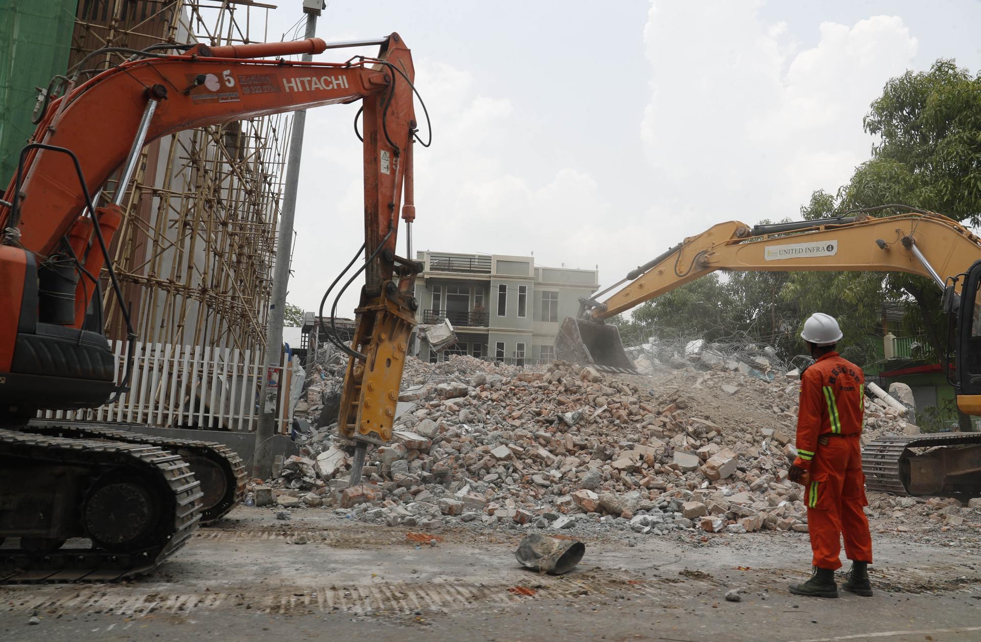 Imagen de archivo de un rescatista retirando los escombros del edificio derrumbado tras el terremoto en Sagaing, Myanmar, el 28 de abril de 2025. EFE/EPA/NYEIN CHAN NAING