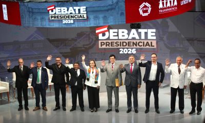 Los candidatos presidenciales posan durante el segundo día de debate este martes, en el Centro de Convenciones en Lima (Perú). EFE/ Paolo Aguilar