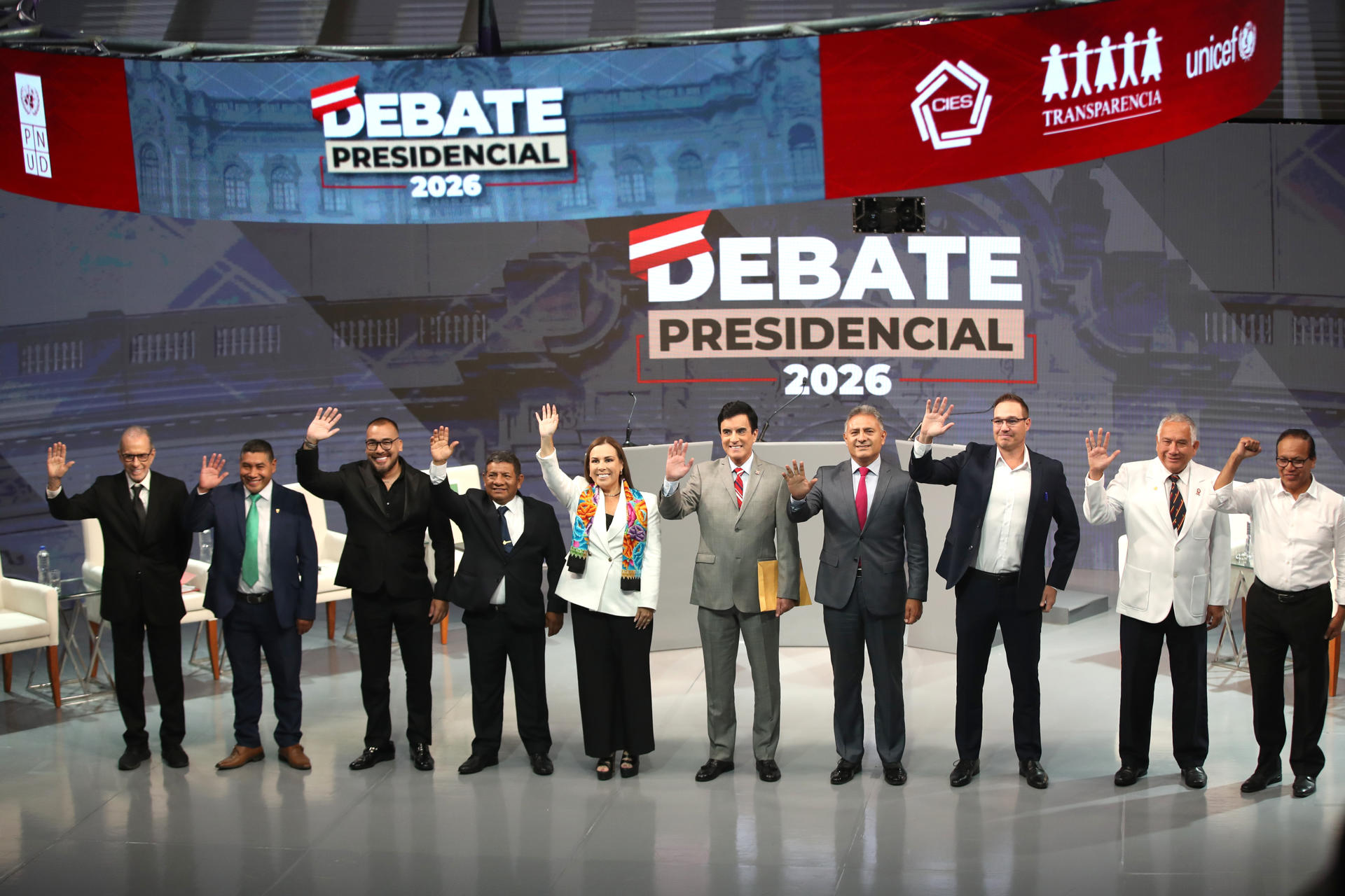 Los candidatos presidenciales posan durante el segundo día de debate este martes, en el Centro de Convenciones en Lima (Perú). EFE/ Paolo Aguilar