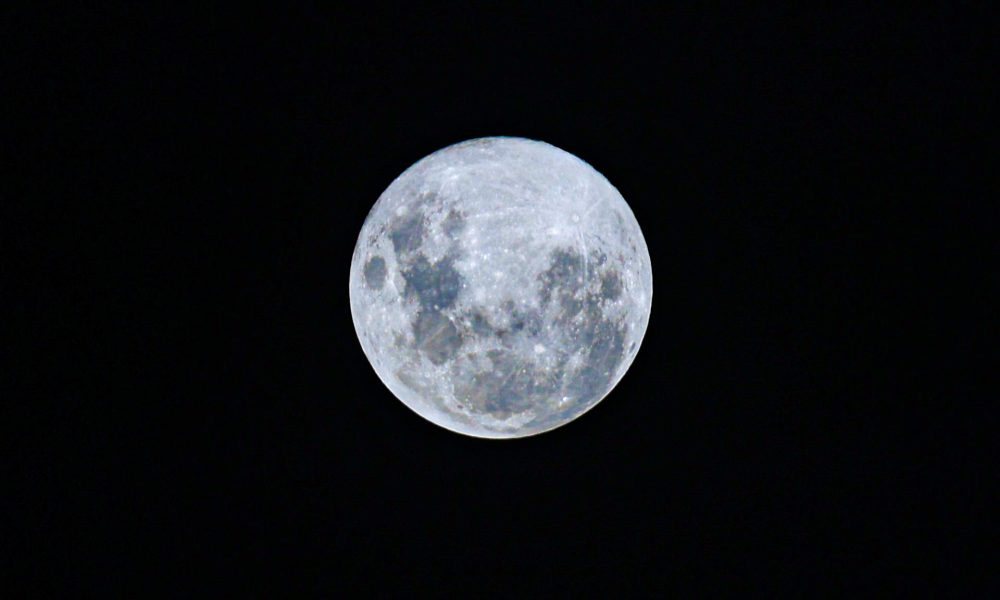 Fotografía de archivo que muestra la luna llena de Febrero, conocida como la 'Luna de Nieve'. EFE/ Gastón Britos