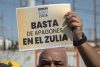 Un hombre sostiene un cartel alusivo al partido Primero Justicia durante una rueda de prensa frente a la subestación eléctrica Las Tarabas este jueves, en Maracaibo en el estado Zulia (Venezuela). EFE/ Henry Chirinos