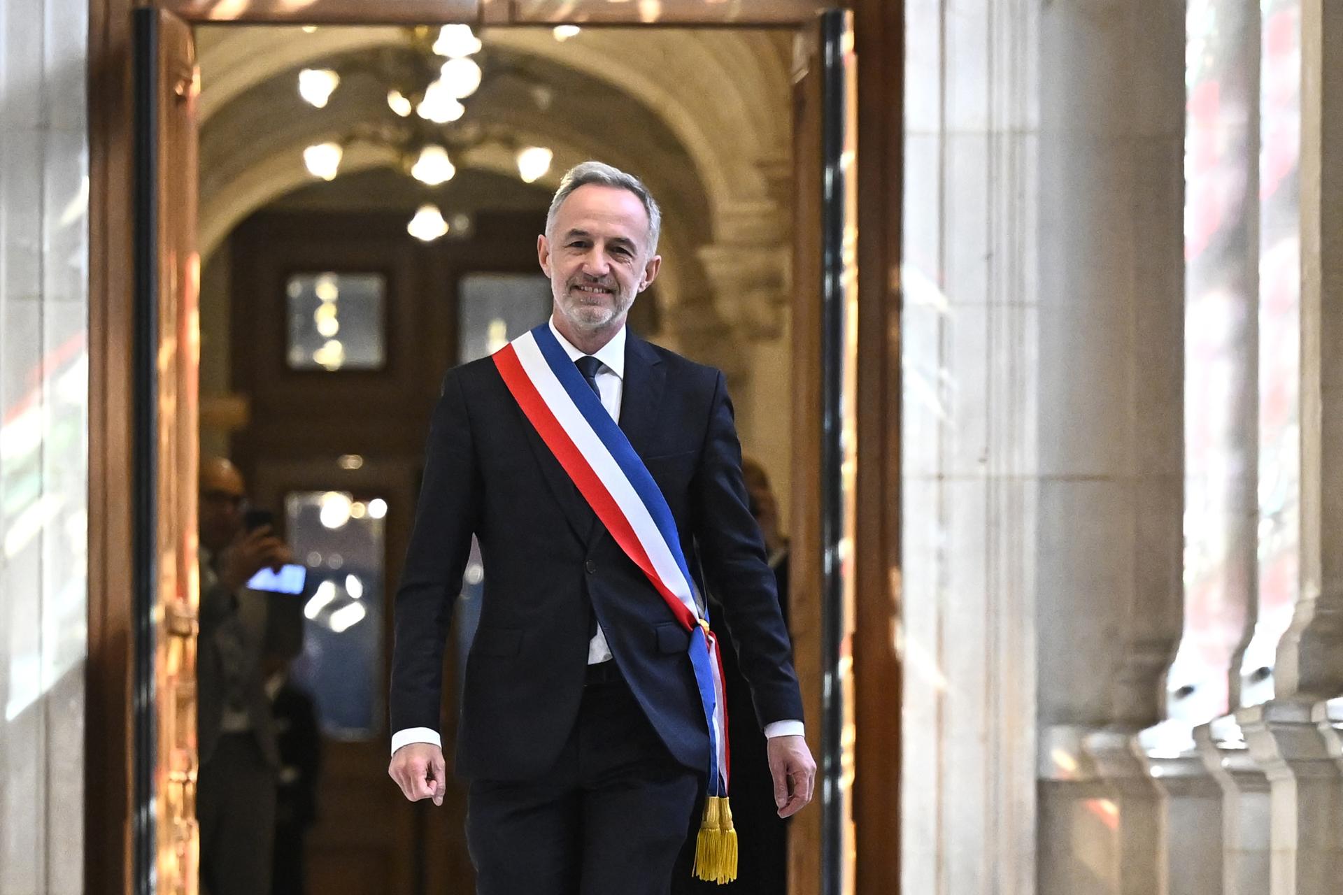 El recién elegido alcalde de París, Emmanuel Gregoire, lleva la banda tricolor de alcalde tras ser nombrado durante la sesión inaugural del Consejo Municipal en el Ayuntamiento de París, Francia, 29 de marzo de 2026. Emmanuel Gregoire, quien fue elegido alcalde de París por un amplio margen sobre la candidata de derecha Rachida Dati, asume el cargo el 29 de marzo de 2026 en el Ayuntamiento de París para suceder a Anne Hidalgo, quien deja el cargo tras 12 años en la alcaldía. (Francia) EFE/EPA/JULIEN DE ROSA / POOL MAXPPP OUT