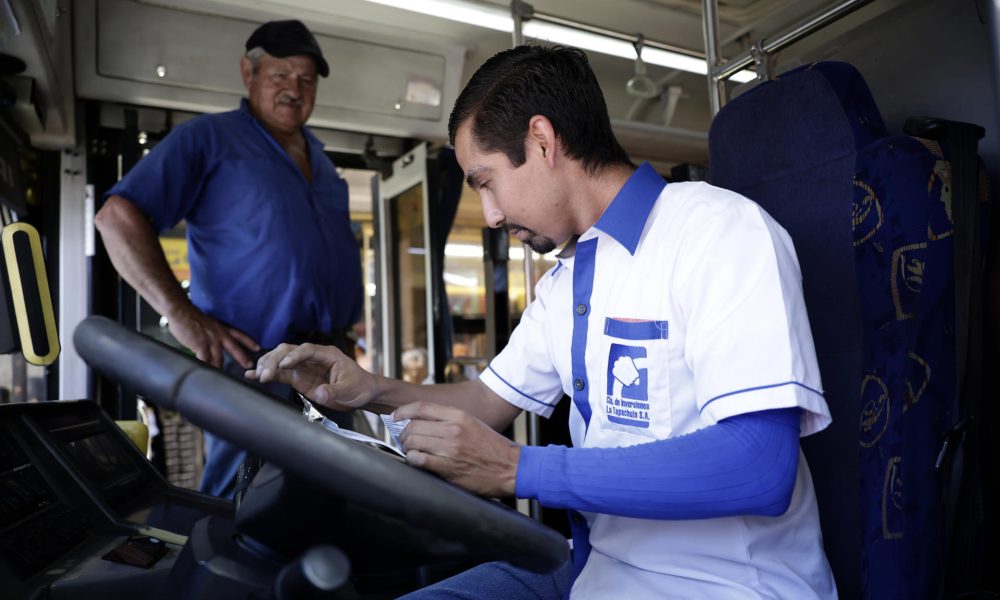 El conductor Irving Ayala salió de El Salvador con el objetivo de aprender una cultura nueva y acumular experiencia como conductor de autobús en Costa Rica, formando parte de un proyecto de cooperación bilateral que ayuda a enfrentar la escasez de personal para esos puestos y convertirse en un ejemplo regional. EFE/ Jeffrey Arguedas