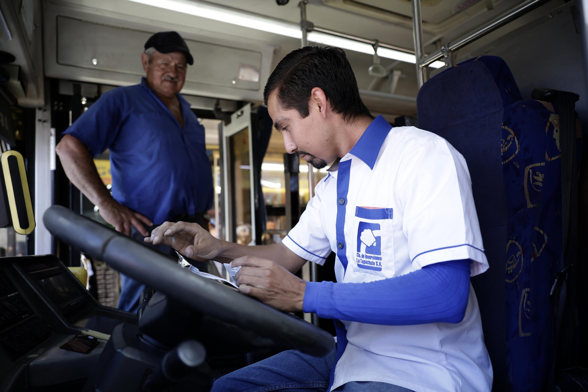 El conductor Irving Ayala salió de El Salvador con el objetivo de aprender una cultura nueva y acumular experiencia como conductor de autobús en Costa Rica, formando parte de un proyecto de cooperación bilateral que ayuda a enfrentar la escasez de personal para esos puestos y convertirse en un ejemplo regional. EFE/ Jeffrey Arguedas