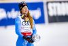 La esquiadora italiana Sofia Goggia celebra con el trofeo de la copa de cristal la victoria en el supergigante de la Copa del Mundo de Esquí Alpino celebrado en Kvitfjell, cerca de Lillehammer (Noruega). EFE/EPA/JEAN-CHRISTOPHE BOTT