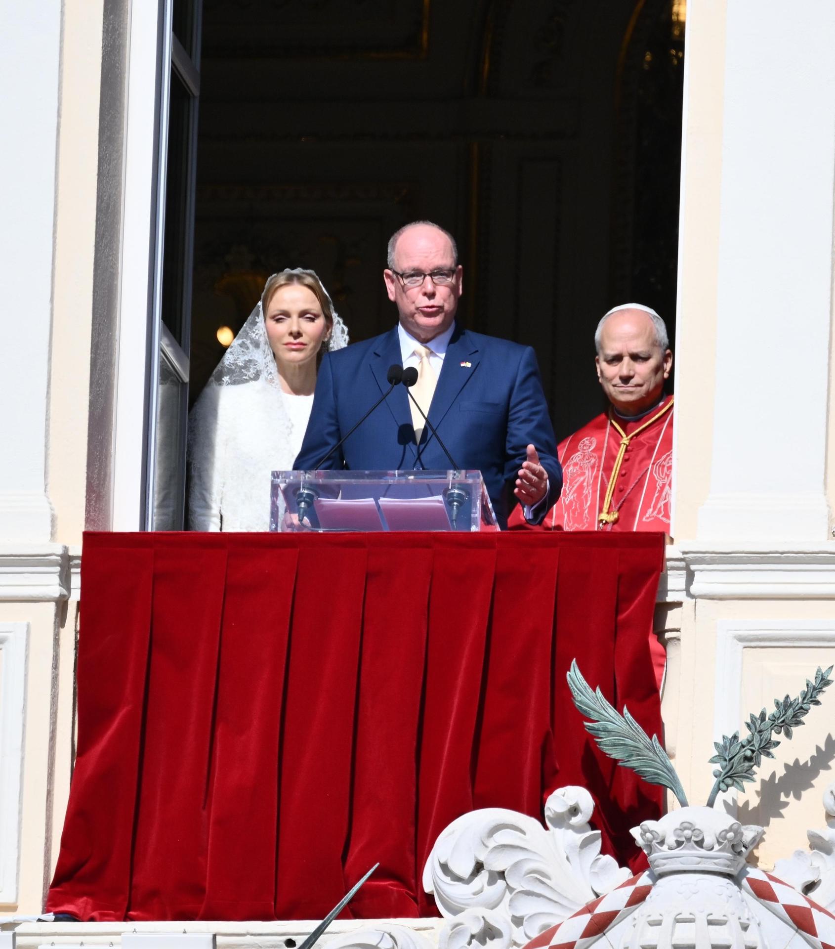 El papa León XIV, junto al príncipe Alberto II de Mónaco y su esposa, la princesa Charlene (a la izquierda), saluda a los fieles desde el balcón del Palacio del Príncipe, en Mónaco, el 28 de marzo de 2026. El papa León XIV realiza un viaje apostólico a Mónaco. (Foto: EFE/EPA/ETTORE FERRARI)