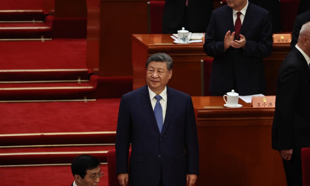 PEKÍN (China), 04/03/2026.- El presidente chino, Xi Jinping (C), ingresa a la ceremonia de apertura de la Cuarta Sesión del Comité Nacional de la XIV Conferencia Consultiva Política del Pueblo Chino (CCPPCh) en el Gran Palacio del Pueblo en Beijing, China, el 4 de marzo de 2026. EFE/EPA/JESSICA LEE