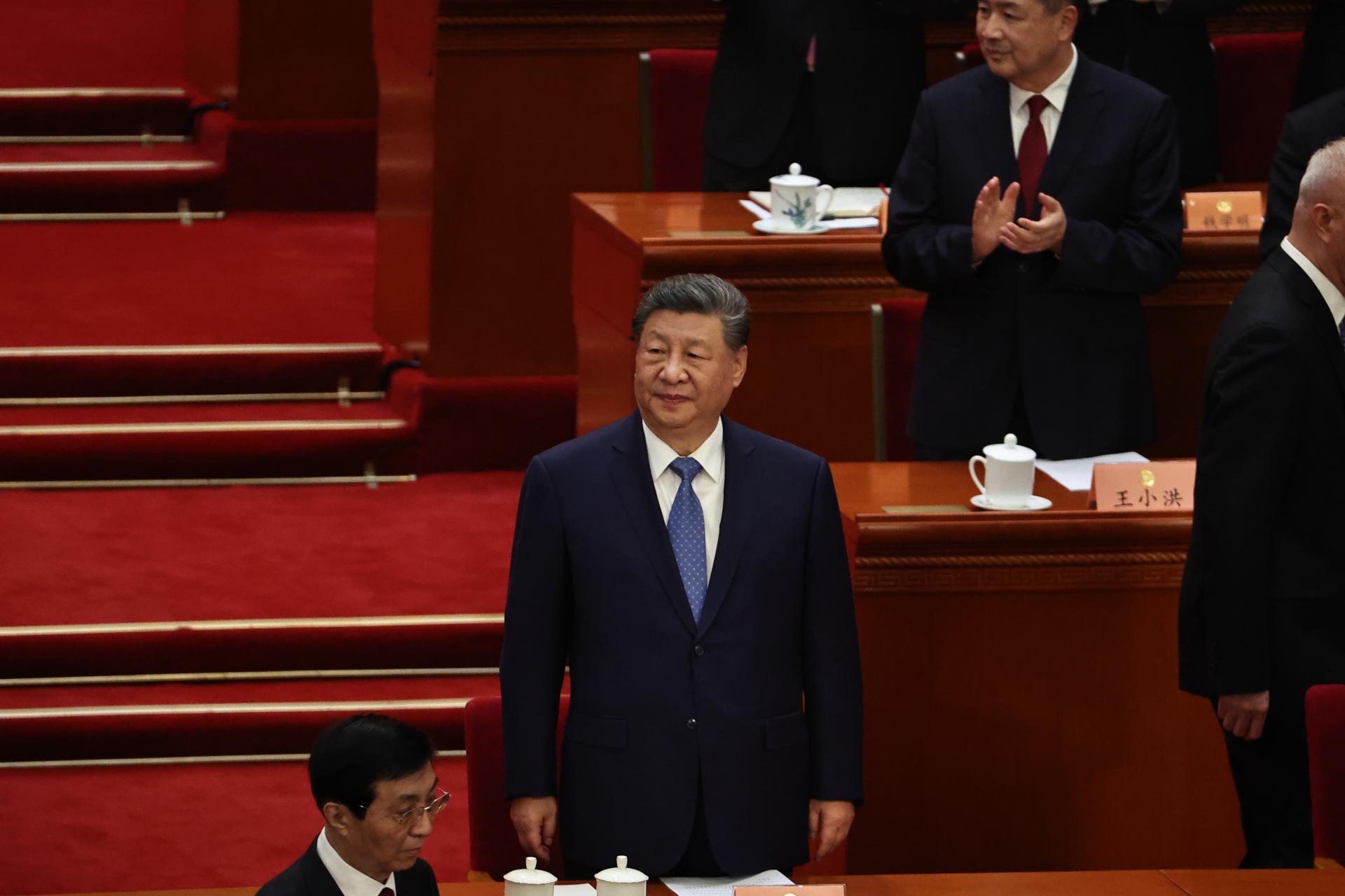 PEKÍN (China), 04/03/2026.- El presidente chino, Xi Jinping (C), ingresa a la ceremonia de apertura de la Cuarta Sesión del Comité Nacional de la XIV Conferencia Consultiva Política del Pueblo Chino (CCPPCh) en el Gran Palacio del Pueblo en Beijing, China, el 4 de marzo de 2026. EFE/EPA/JESSICA LEE