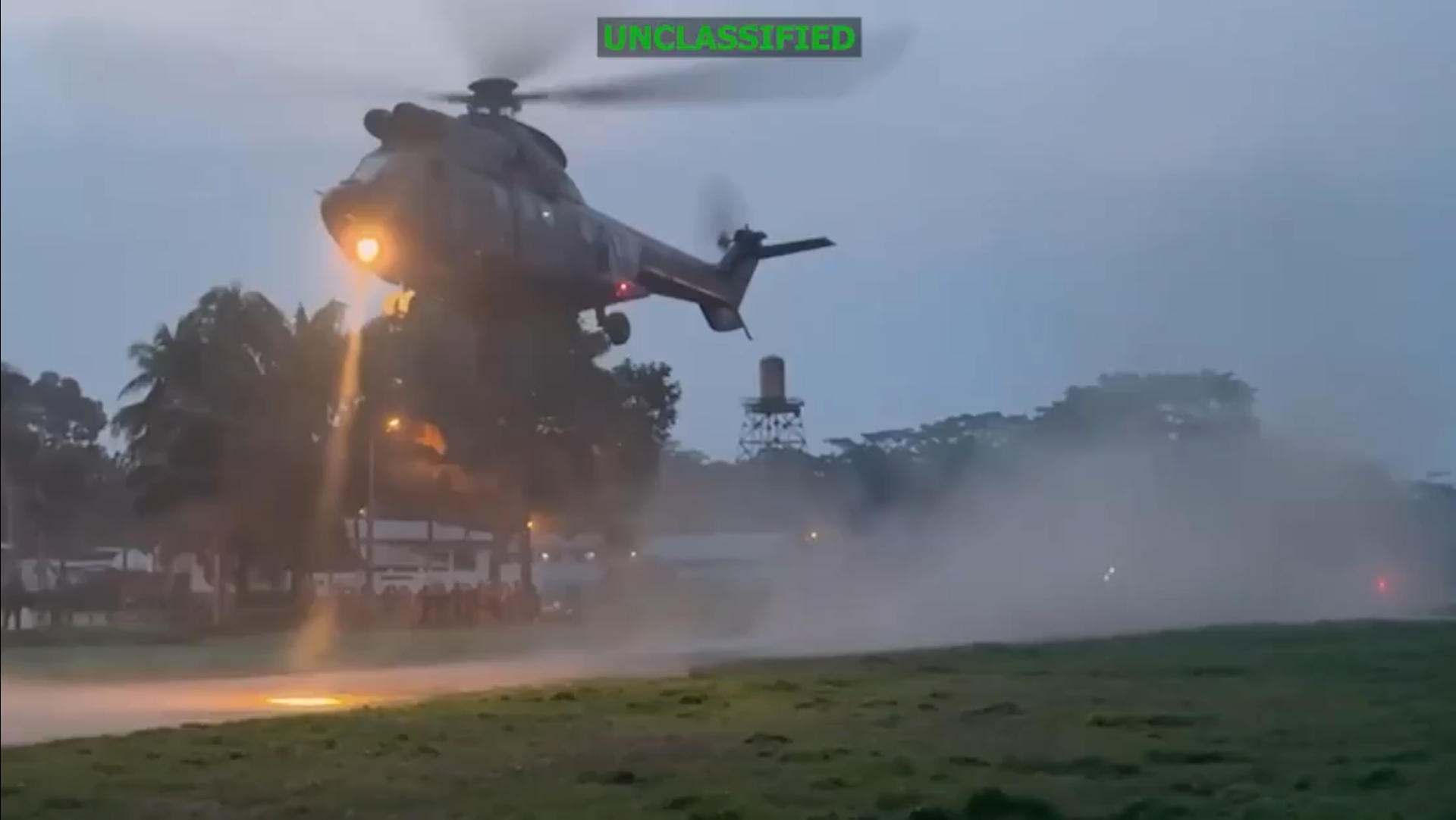 Captura de video cedida por el Comando Sur de EE.UU. que muestra un helicóptero durante un operativo contra organizaciones "terroristas", según anunció el Comando Sur en redes sociales, que fue confirmado a EFE por fuentes del Ministerio de Defensa de Ecuador este martes. EFE/ Comando Sur De EE.UU..