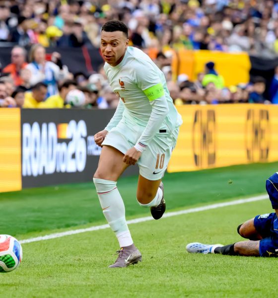 Raphinha (d), caído tras ser gambeteado por Kilian Mbappé, fue desconvocado este viernes de la selección de Brasil tras sufrir una lesión muscular la víspera en el amistoso ante Francia. EFE/EPA/ADAM RICHINS