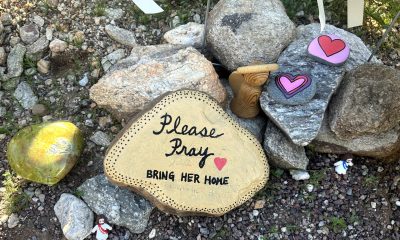 Fotografía de un altar donde aparece una piedra pintada de amarillo que dice "Por favor, oren. Tráiganla a casa" frente a la casa de Nancy Guthrie, en Catalina Foothills (Az, EE.UU.). Imagen de archivo. EFE/ María León