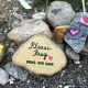 Fotografía de un altar donde aparece una piedra pintada de amarillo que dice "Por favor, oren. Tráiganla a casa" frente a la casa de Nancy Guthrie, en Catalina Foothills (Az, EE.UU.). Imagen de archivo. EFE/ María León