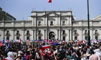 Simpatizantes del Presidente de Chile, Gabriel Boric, asisten frente al palacio de La Moneda para despedirlo este sábado, en Santiago (Chile). EFE/ Ailen Díaz
