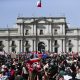 Simpatizantes del Presidente de Chile, Gabriel Boric, asisten frente al palacio de La Moneda para despedirlo este sábado, en Santiago (Chile). EFE/ Ailen Díaz