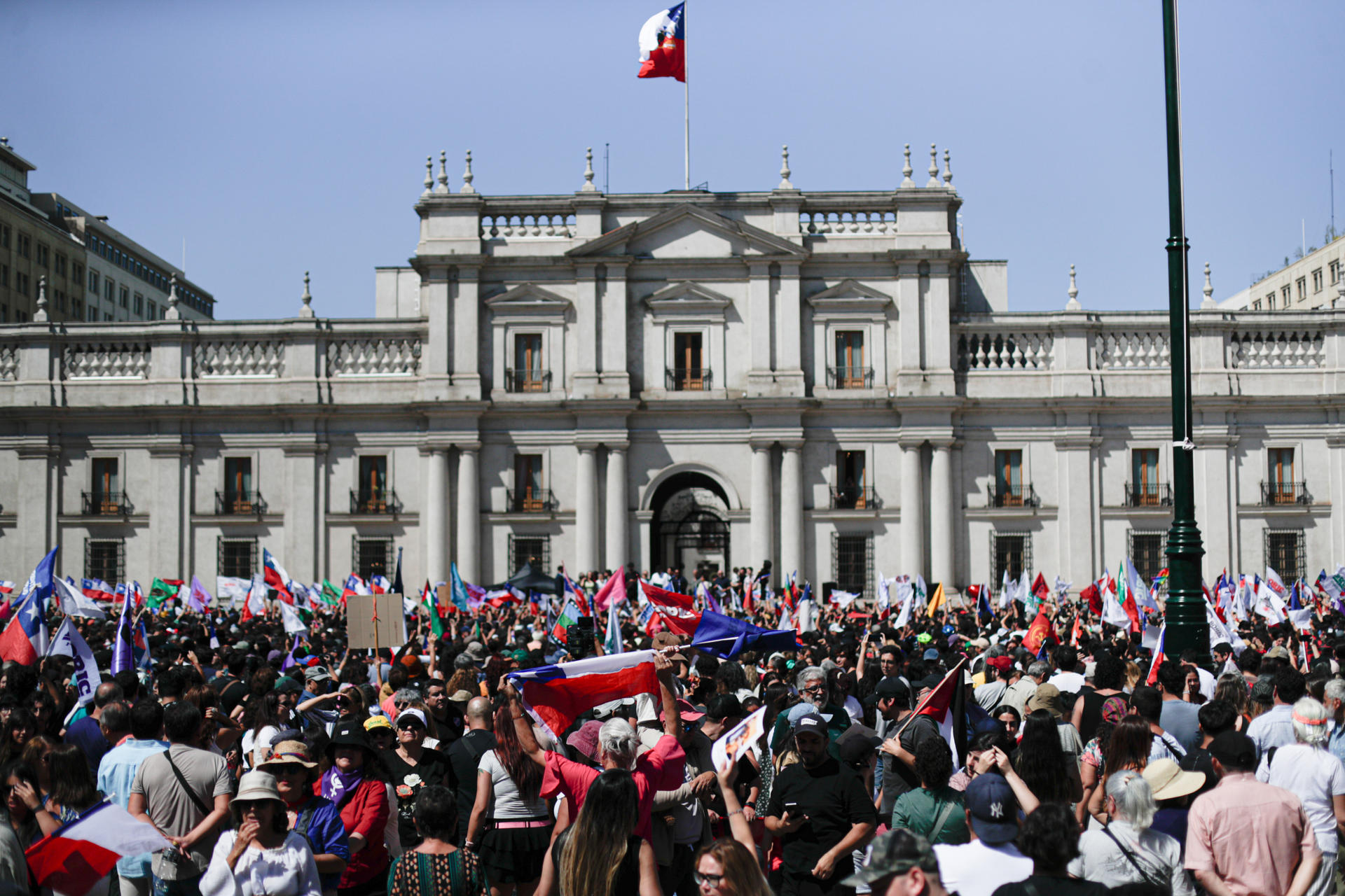 Simpatizantes del Presidente de Chile, Gabriel Boric, asisten frente al palacio de La Moneda para despedirlo este sábado, en Santiago (Chile). EFE/ Ailen Díaz