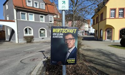 Vista del cartel electoral de la ultraderechista Alternativa para Alemania (AfD) en Donaueschingen, Alemania este sábado. El estado federado de Baden-Württemberg, en el suroeste de Alemania y bastión tradicional de los conservadores de la Unión Cristianodemócrata (CDU) y de Los Verdes, celebra mañana unas elecciones regionales en las que la ultraderechista Alternativa para Alemania (AfD) puede tener un fuerte repunte tras una campaña basada en jugar con el miedo de muchos habitantes ante el deterioro de la situación económica. EFE/ Rodrigo Zuleta