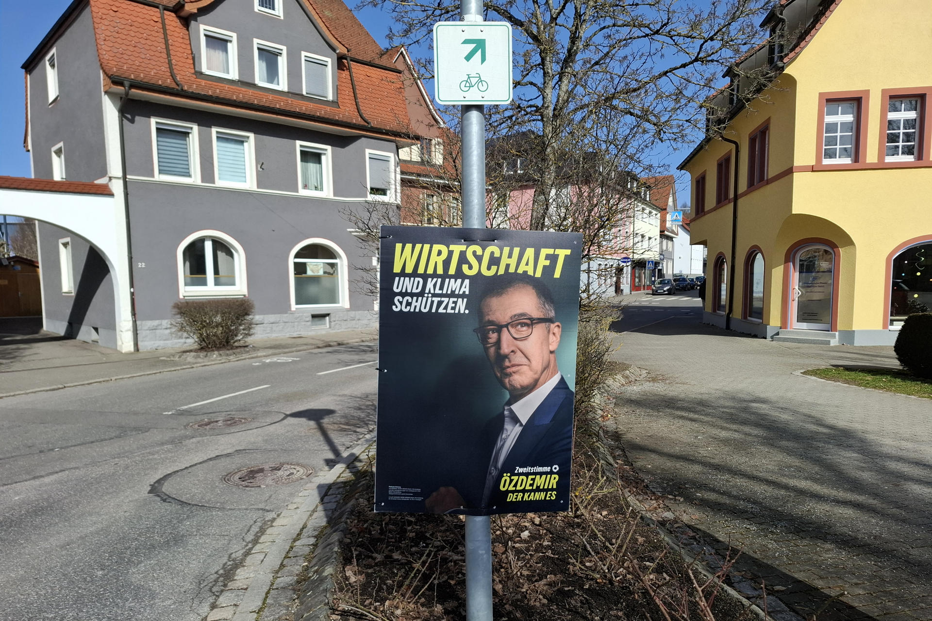 Vista del cartel electoral de la ultraderechista Alternativa para Alemania (AfD) en Donaueschingen, Alemania este sábado. El estado federado de Baden-Württemberg, en el suroeste de Alemania y bastión tradicional de los conservadores de la Unión Cristianodemócrata (CDU) y de Los Verdes, celebra mañana unas elecciones regionales en las que la ultraderechista Alternativa para Alemania (AfD) puede tener un fuerte repunte tras una campaña basada en jugar con el miedo de muchos habitantes ante el deterioro de la situación económica. EFE/ Rodrigo Zuleta