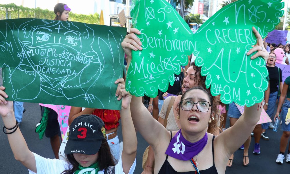 Mujeres sostienen carteles durante una marcha por la conmemoración del Día Internacional de la Mujer (8M) este domingo, Ciudad de Panamá (Panamá). EFE/ Carlos Lemos