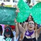 Mujeres sostienen carteles durante una marcha por la conmemoración del Día Internacional de la Mujer (8M) este domingo, Ciudad de Panamá (Panamá). EFE/ Carlos Lemos