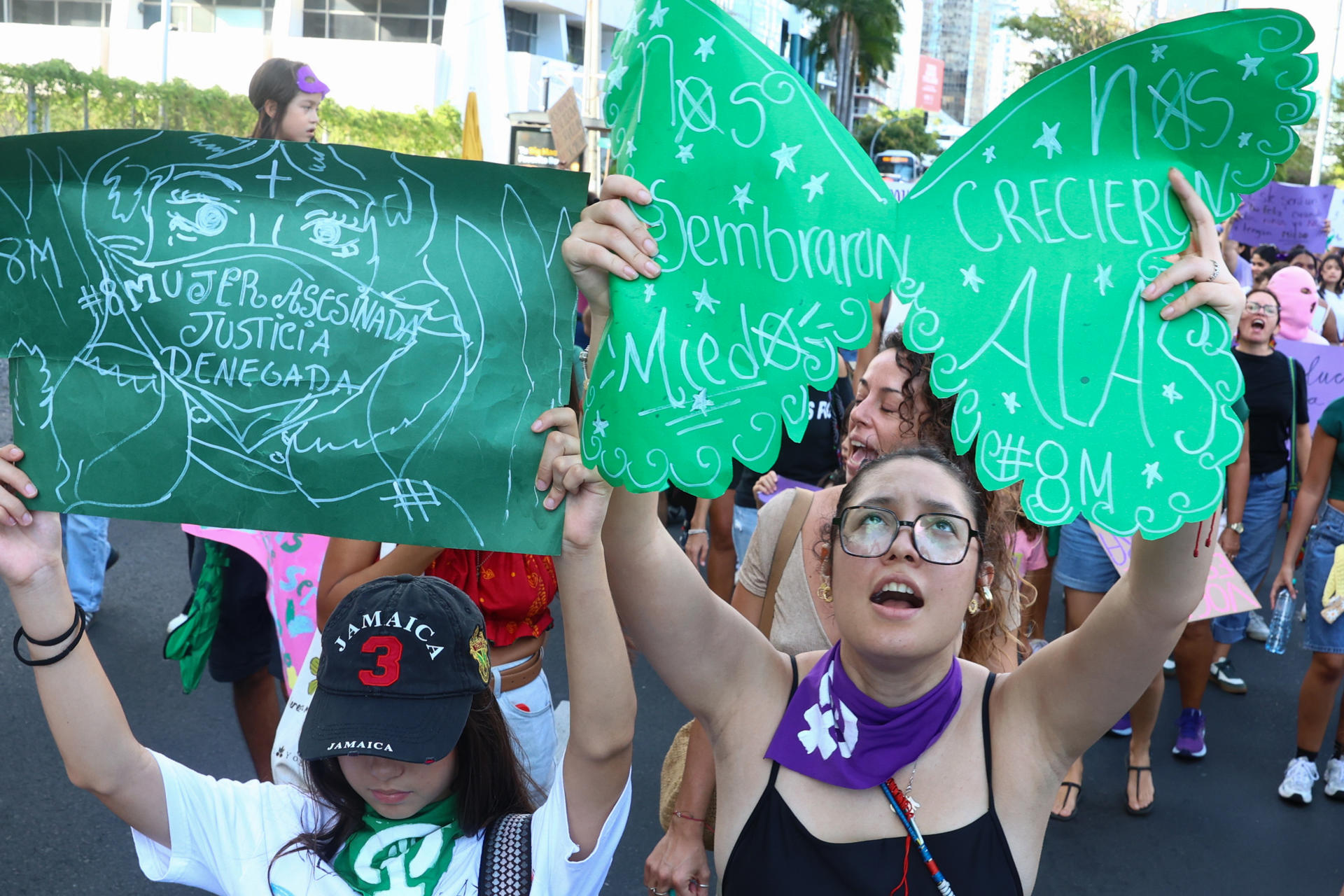 Mujeres sostienen carteles durante una marcha por la conmemoración del Día Internacional de la Mujer (8M) este domingo, Ciudad de Panamá (Panamá). EFE/ Carlos Lemos