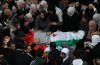 Los parientes lloran durante el funeral de cuatro miembros de la familia palestina Bani Odeh en Tamún, cerca la ciudad de Cisjordania de Tubas, el 15 de marzo de 2026. EFE/EPA/ALAA BADARNEH

