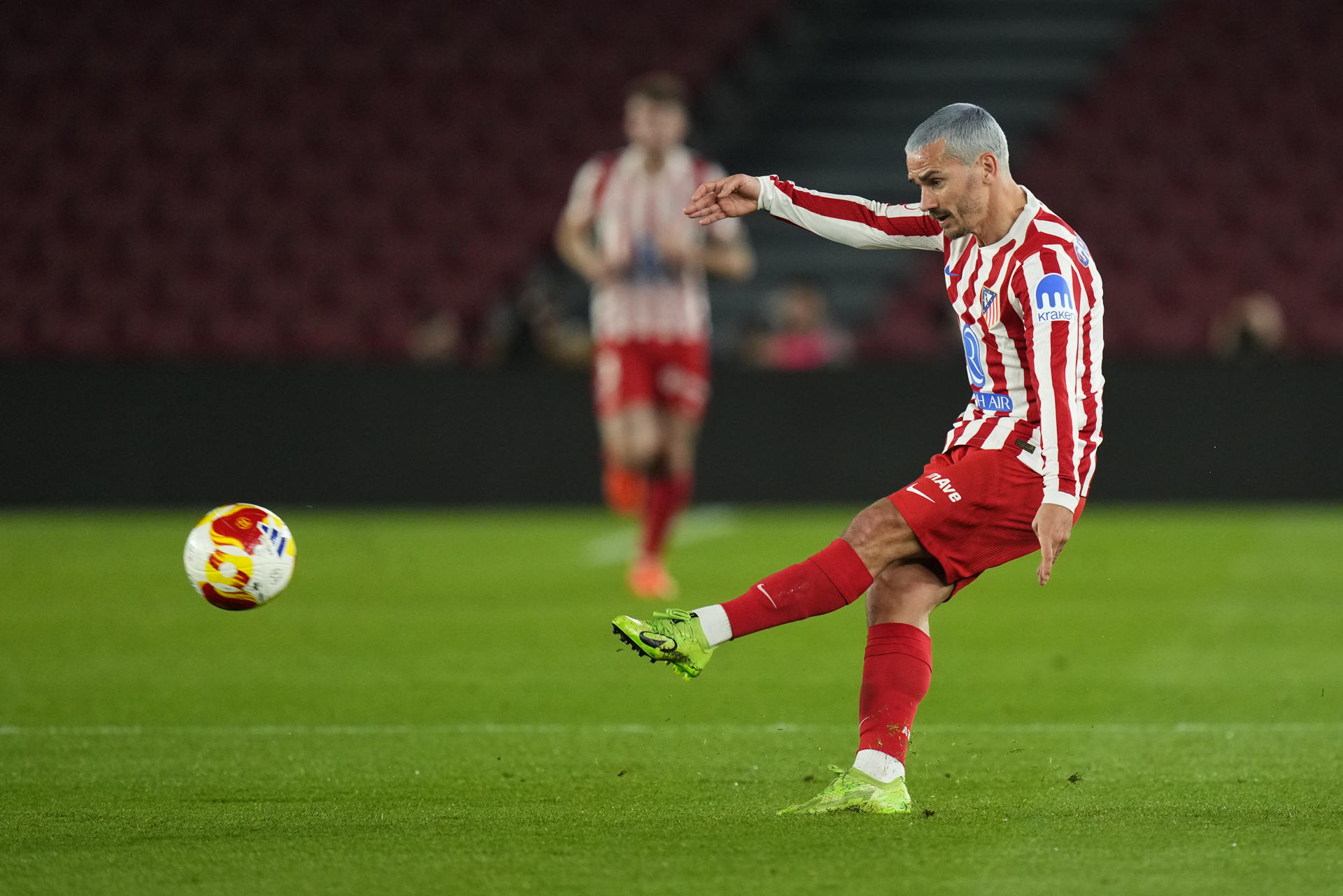 El delantero francés del Atlético de Madrid Antoine Griezmann durante el partido de vuelta de las semifinales de la Copa del Rey que FC Barcelona y Atlético de Madrid disputaron en el Camp Nou. EFE/Siu Wu