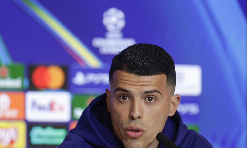 El jugador del Tottenham Hotspur Pedro Porro, durante la rueda de prensa convocada en el estadio Riyadh Air Metropolitano en la víspera del partido de ida de los octavos de final de la Liga de Campeones que les enfrenta al Atlético de Madrid. EFE/Juanjo Martín