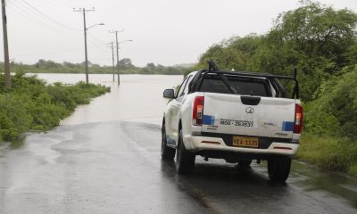Un vehículo espera frente a una calle inundada en la localidad de Chanduy en Santa Elena (Ecuador). EFE/ Gerardo Menoscal