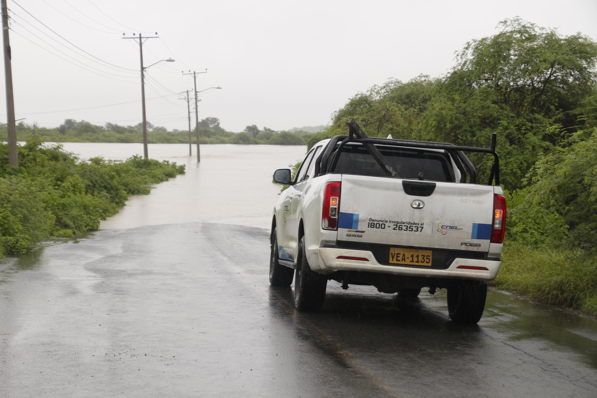 Un vehículo espera frente a una calle inundada en la localidad de Chanduy en Santa Elena (Ecuador). EFE/ Gerardo Menoscal