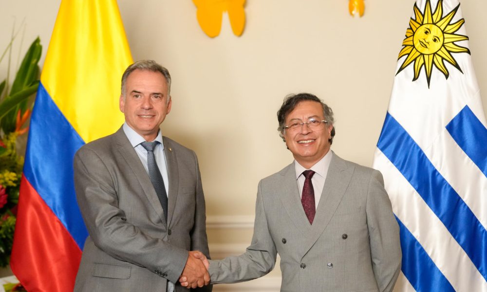 Fotografía cedida por la Presidencia de Colombia de su mandatario, Gustavo Petro, junto a su homólogo de Uruguay, Yamandú Orsi, este viernes en Bogotá (Colombia). EFE/ Presidencia De Colombia