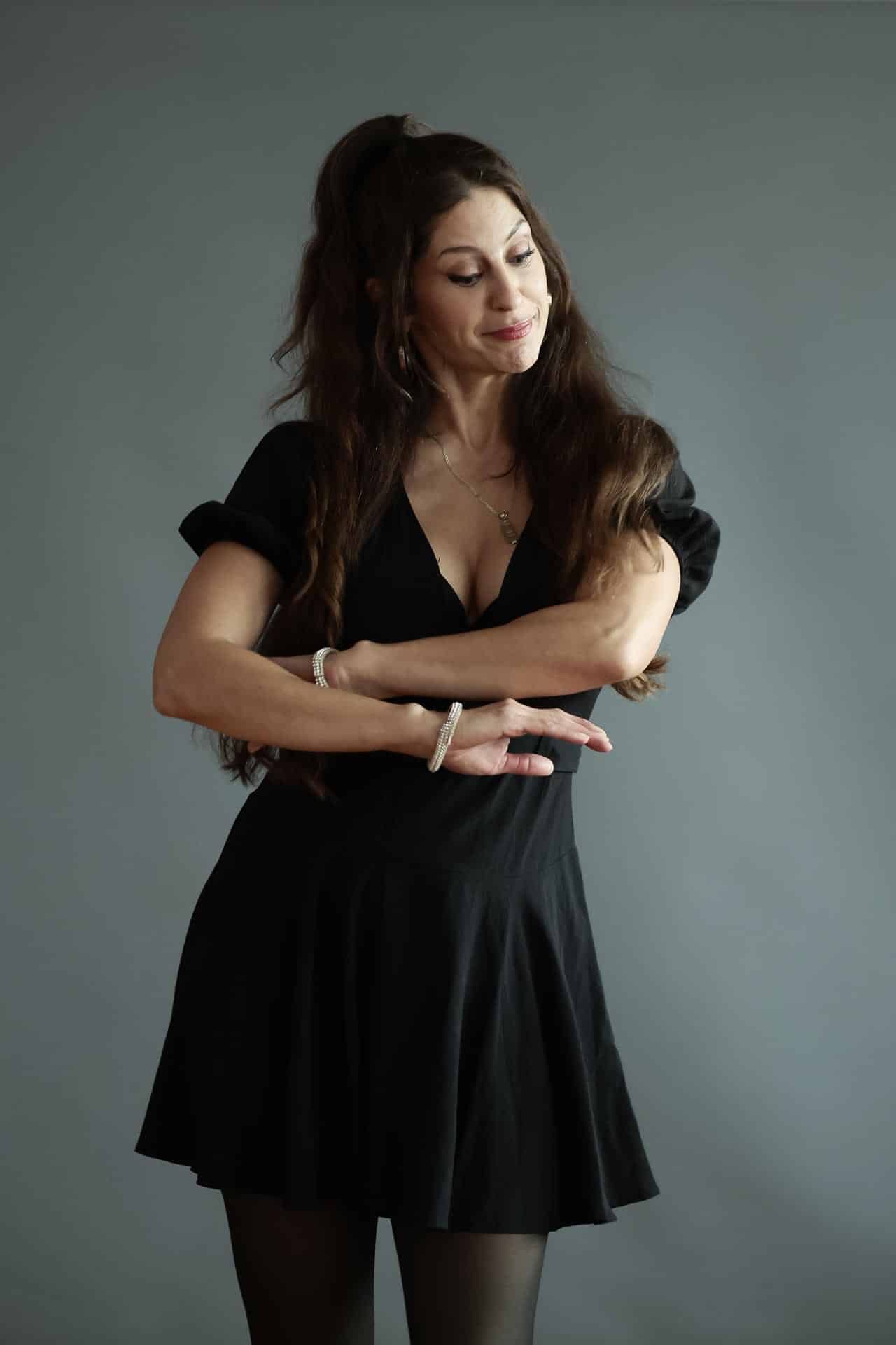 La coach de la cantante Shakira y referente de la danza de vientre, Sadie Marquardt, posa al termino de una entrevista con EFE este sábado (ayer), en la Ciudad de México (México). EFE/José Méndez