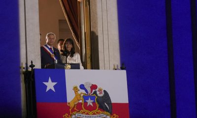 El presidente de Chile, José Antonio Kast (i), saluda junto a su esposa, María Pía Adriasola, este 11 de marzo de 2026 desde el balcón del Palacio de la Moneda (sede de Gobierno) en Santiago. EFE/ Adriana Thomasa