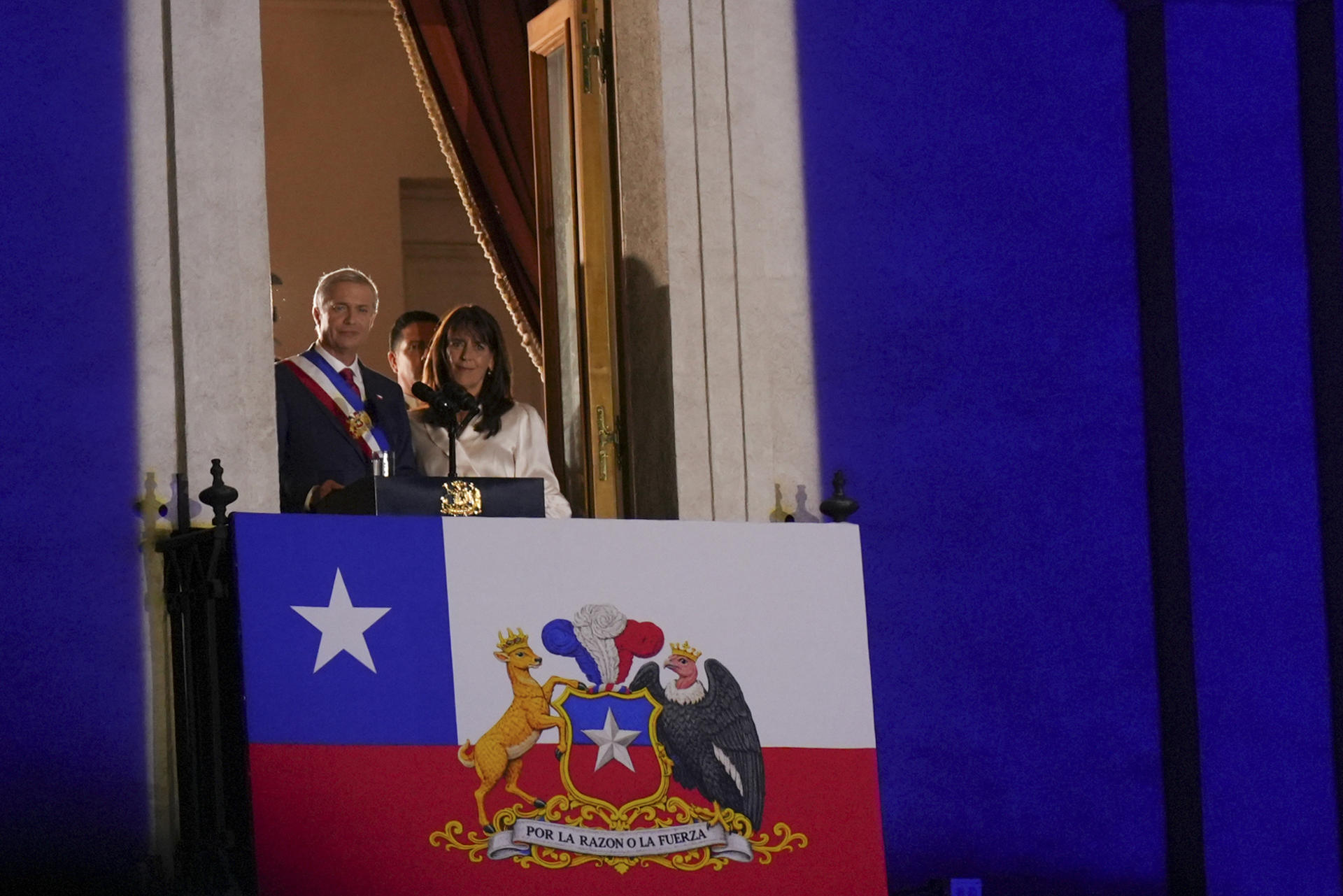 El presidente de Chile, José Antonio Kast (i), saluda junto a su esposa, María Pía Adriasola, este 11 de marzo de 2026 desde el balcón del Palacio de la Moneda (sede de Gobierno) en Santiago. EFE/ Adriana Thomasa