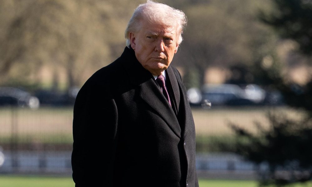El presidente estadounidense, Donald Trump, camina por el jardín sur de la Casa Blanca a su regreso, en Washington, D.C., EE. UU., el 18 de marzo de 2026.EFE/EPA/AARON SCHWARTZ / POOL