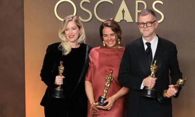 Sara Murphy (i) Paul Thomas Anderson (d) posan con la estatuilla a mejor película por 'One Battle After Another' junto a Carmen Ruiz de Huidobro este 15 de marzo de 2026, en la ceremonia 98º de los premios Óscar, en Los Ángeles (Estados Unidos). EFE/ Armando Arorizo
