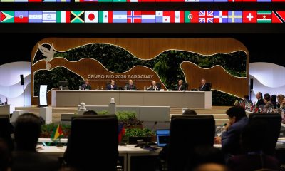 Fotografía que muestra a los asisten de la sesión plenaria de clausura de las reuniones anuales del BID en Luque (Paraguay). EFE/ Juan Pablo Pino