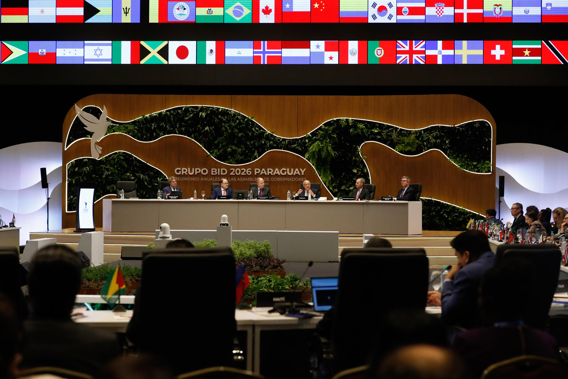 Fotografía que muestra a los asisten de la sesión plenaria de clausura de las reuniones anuales del BID en Luque (Paraguay). EFE/ Juan Pablo Pino