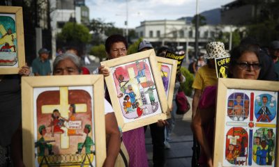 Familiares de detenidos bajo el régimen de excepción participan en un viacrusis para pedir la liberación de sus parientes este viernes, en la Plaza Gerardo Barrios en San Salvador (El Salvador). EFE/ Rodrigo Sura