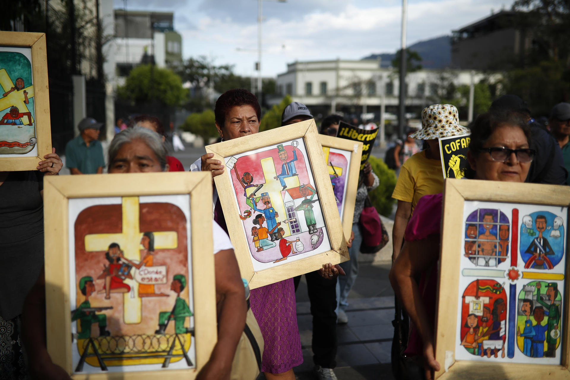 Familiares de detenidos bajo el régimen de excepción participan en un viacrusis para pedir la liberación de sus parientes este viernes, en la Plaza Gerardo Barrios en San Salvador (El Salvador). EFE/ Rodrigo Sura
